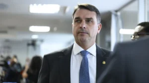 Possível governo de Flávio Bolsonaro pode ser marcado por crises e novos escândalos