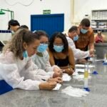 Estudantes da Nova EJA SESI vivenciam experiência científica sobre adulteração da gasolina