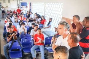 Rafael Brito alerta jovens sobre prejuízos dos jogos online e critica influenciadores que ficam disseminando fake news