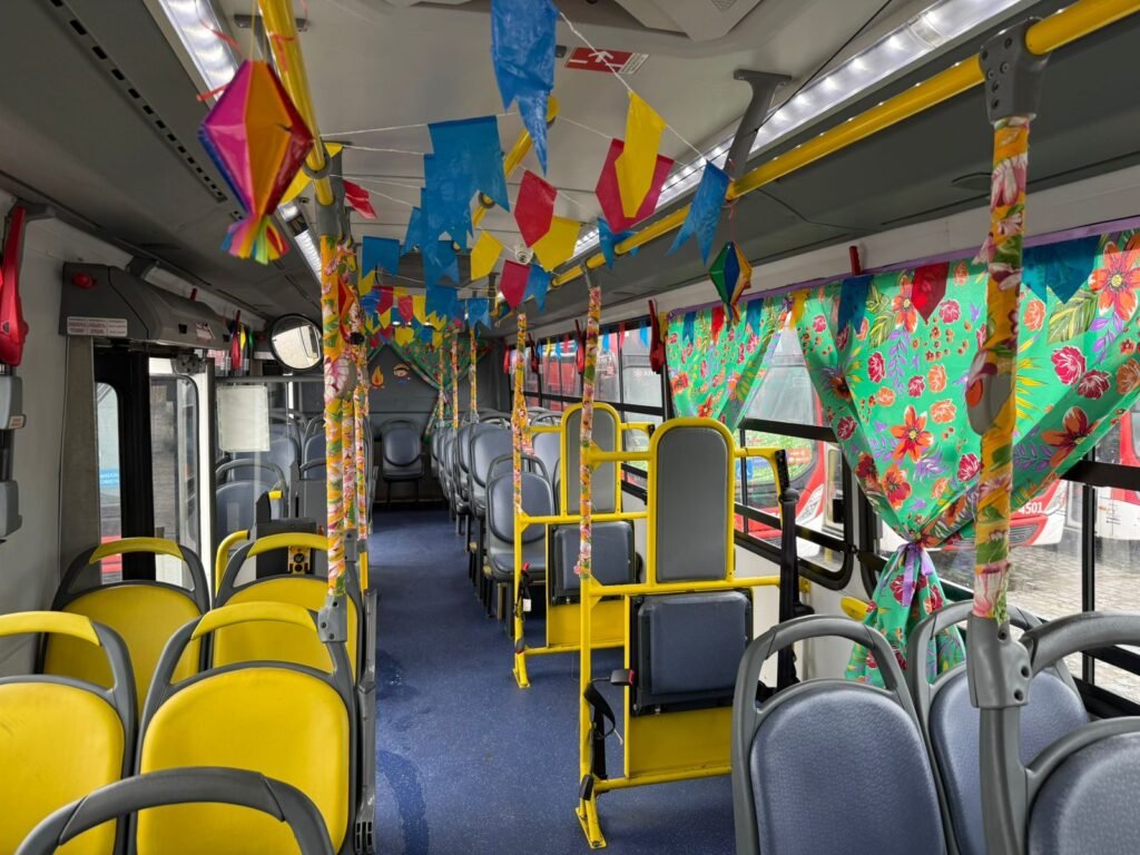 Ônibus do Forró” leva música, alegria e o clima junino para passageiros do transporte coletivo de Maceió