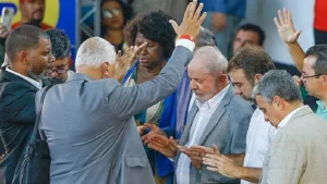 Cenário muda: Flávio Bolsonaro perde fôlego entre evangélicos
