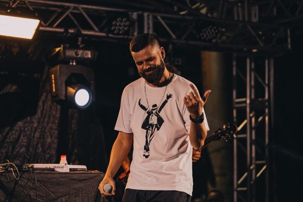 Refrãos: Vitor Pirralho lança álbum experimental que transforma rascunhos musicais em obra final e propõe reflexão sobre a cultura da pressa