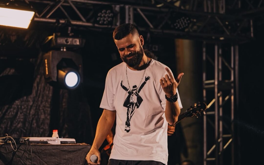 Refrãos: Vitor Pirralho lança álbum experimental que transforma rascunhos musicais em obra final e propõe reflexão sobre a cultura da pressa