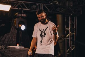 Refrãos: Vitor Pirralho lança álbum experimental que transforma rascunhos musicais em obra final e propõe reflexão sobre a cultura da pressa