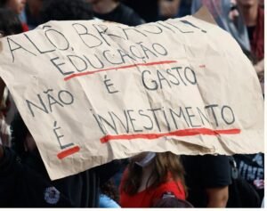 Educação sob ataque: como o ódio ao conhecimento alimenta a política da destruição