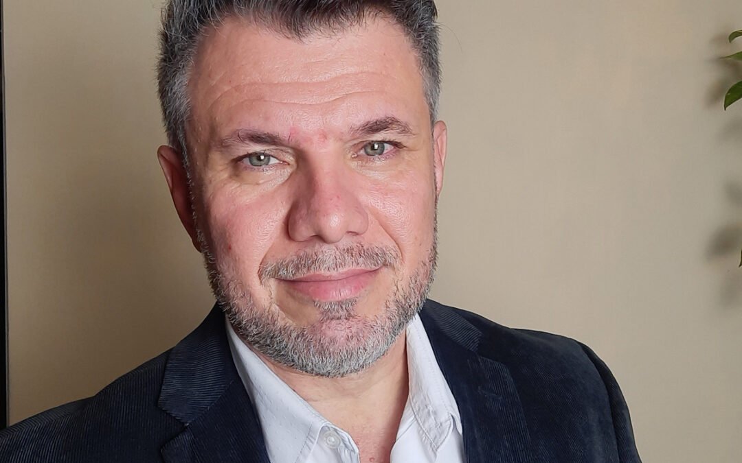 Professor da Ufal lança livro que propõe olhar crítico sobre o cotidiano e combate o “achismo”