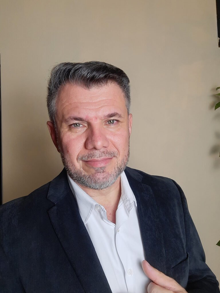 Professor da Ufal lança livro que propõe olhar crítico sobre o cotidiano e combate o “achismo”