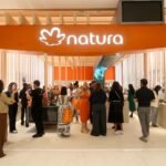 Natura dá descontos a clientes que entregarem versos de figurinhas da Copa para reciclagem