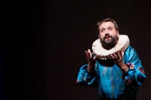Gregorio Duvivier traz espetáculo premiado a Maceió