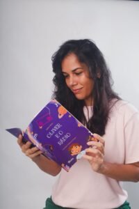 Escritora Karla Dias reflete sobre escuta ativa e relações afetivas em novo livro infantil "Oliver e o Rádio"