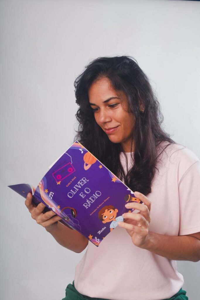 Escritora Karla Dias reflete sobre escuta ativa e relações afetivas em novo livro infantil "Oliver e o Rádio"