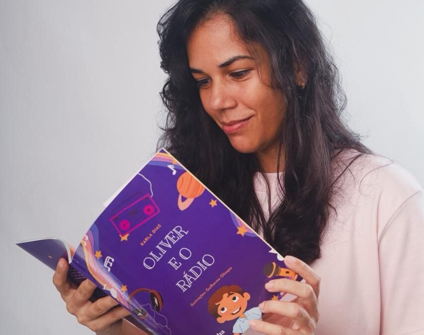 Escritora Karla Dias reflete sobre escuta ativa e relações afetivas em novo livro infantil “Oliver e o Rádio”