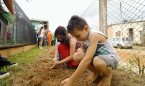 Escola transforma quintais em espaços de ensino e convivência