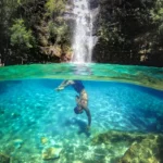 Cachoeira de águas azul-turquesa impulsiona turismo em maior território quilombola do país