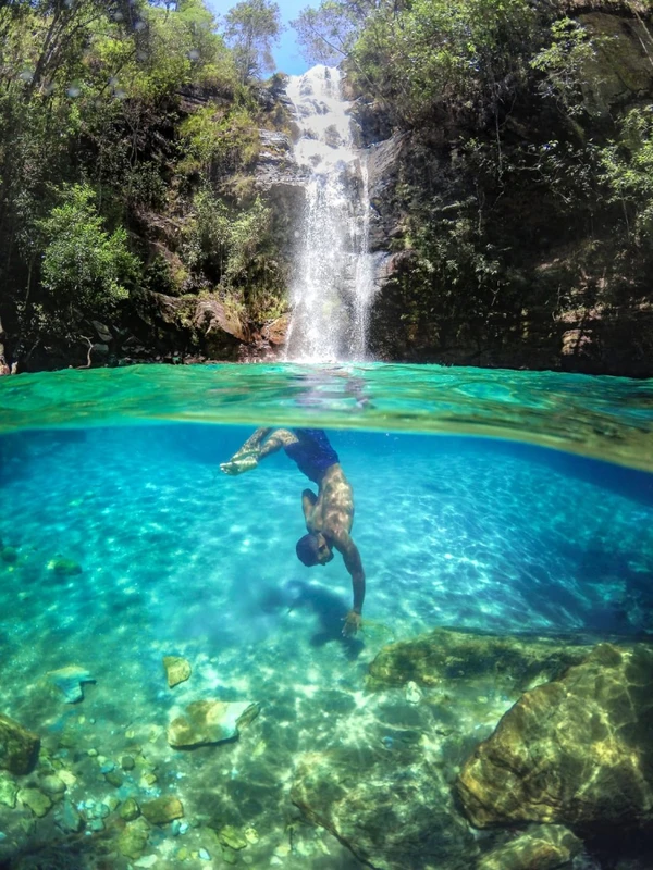 Cachoeira de águas azul-turquesa impulsiona turismo em maior território quilombola do país
