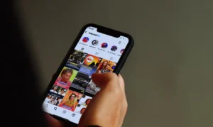 Pesquisa indica que redes sociais reforçam polarização política entre jovens