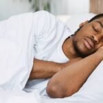 Qual a importância da posição na hora de dormir? Entenda o que influencia