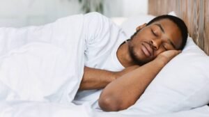 Qual a importância da posição na hora de dormir? Entenda o que influencia