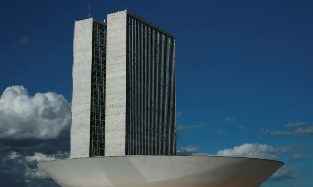 Câmara anuncia concurso com mais de 150 vagas e salários de até R$ 30,8 mil