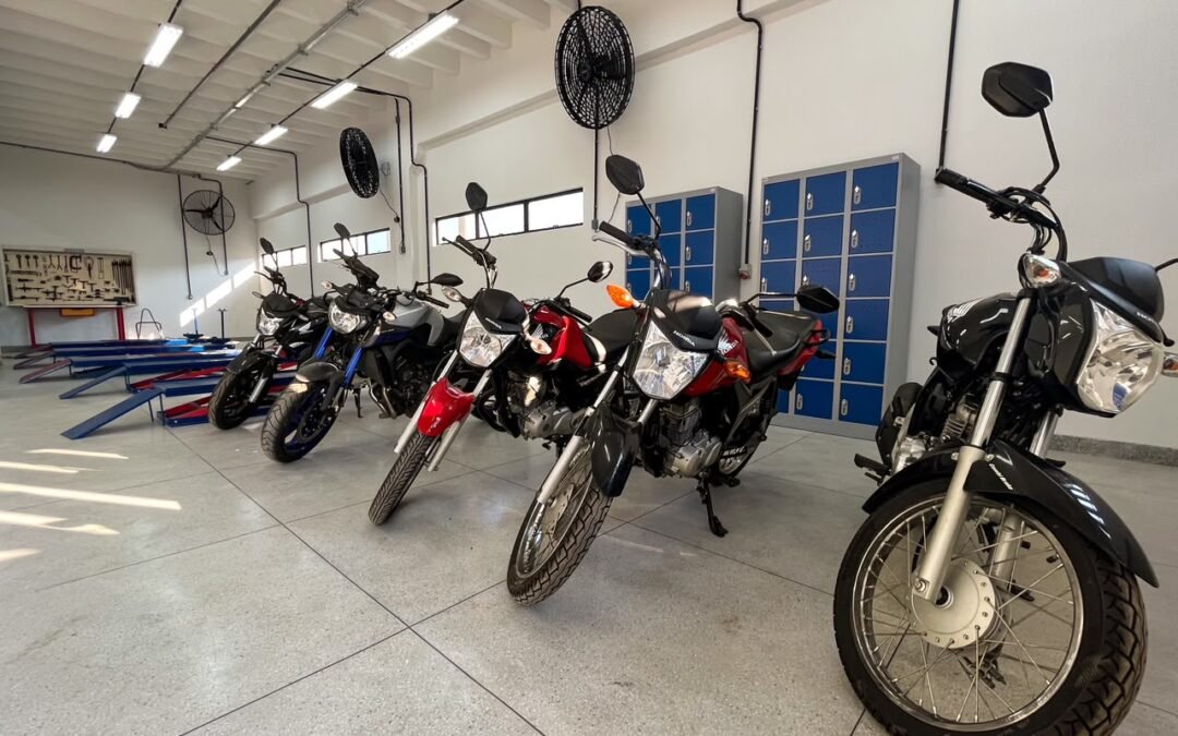 Motos em alta geram demanda por profissionais qualificados; SENAI Benedito Bentes abre turmas na área