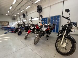 Motos em alta geram demanda por profissionais qualificados; SENAI Benedito Bentes abre turmas na área