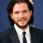 Kit Harington diz que cenas românticas com Sophie Turner foram constrangedoras