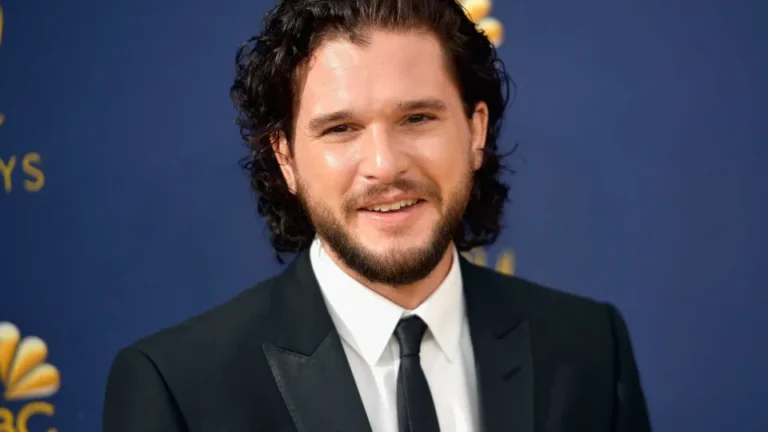 Kit Harington diz que cenas românticas com Sophie Turner foram constrangedoras