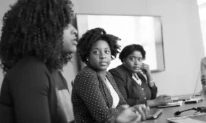 Mulheres negras jovens seguem enfrentando maiores índices de desemprego e baixa renda