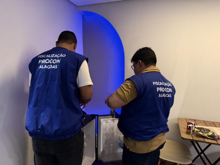 Procon encontra alimentos vencidos em motéis durante fiscalização para o Dia dos Namorados
