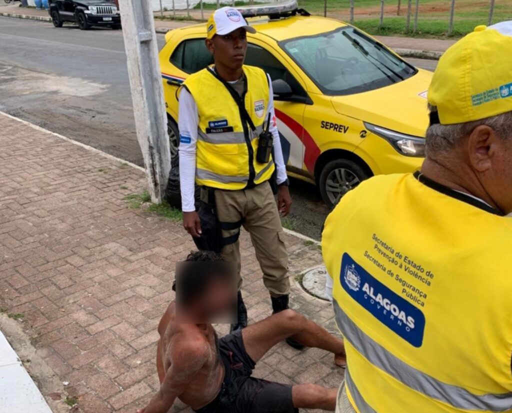 Homem é preso após ser acusado de importunação sexual contra adolescente na Praia do Francês