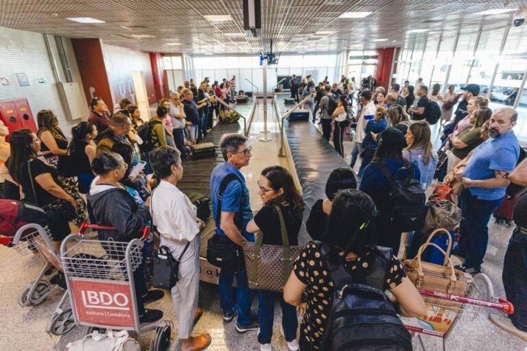 Alagoas mais que dobra chegada de turistas estrangeiros e registra alta de 105% em 2026