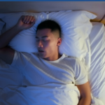 Qual a importância da posição na hora de dormir? Entenda o que influencia