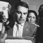Brasil por elas? Flávio Bolsonaro reduz Lei Maria da Penha a “pedaço de papel”