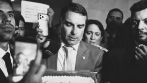 Brasil por elas? Flávio Bolsonaro reduz Lei Maria da Penha a “pedaço de papel”