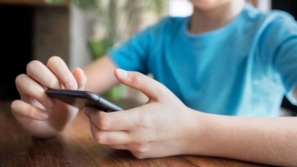 União Europeia pode barrar jovens nas redes até setembro; entenda o plano