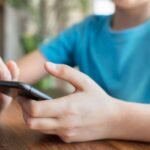 União Europeia pode barrar jovens nas redes até setembro; entenda o plano