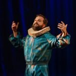 Fenômeno teatral “O Céu da Língua”, de Gregório Duvivier, chega a Maceió nos dias 3 e 4 de agosto, no Teatro Gustavo Leite
