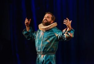 Fenômeno teatral “O Céu da Língua”, de Gregório Duvivier, chega a Maceió nos dias 3 e 4 de agosto, no Teatro Gustavo Leite