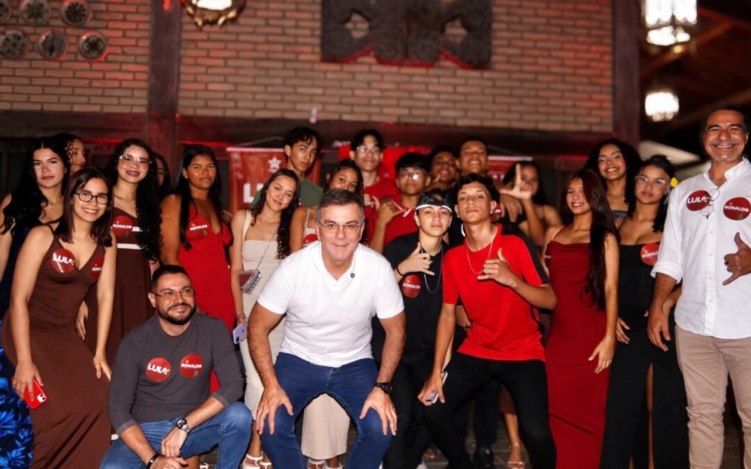 Centenas de profissionais da educação participam de encontro em apoio a Ronaldo Medeiros