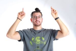 Transformando frustrações e dilemas em risadas, Afonso Padilha volta a Maceió com seu novo show