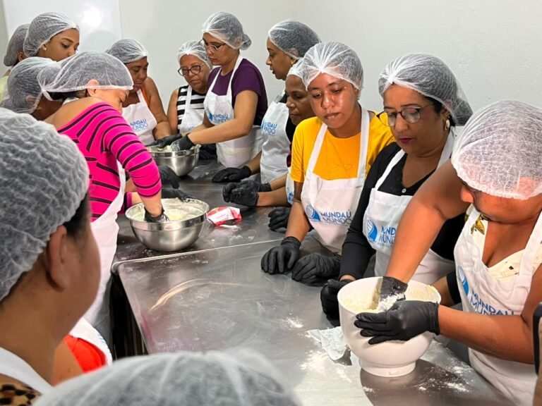 Curso valoriza tradição do sururu e capacita mulheres no Vergel do Lago