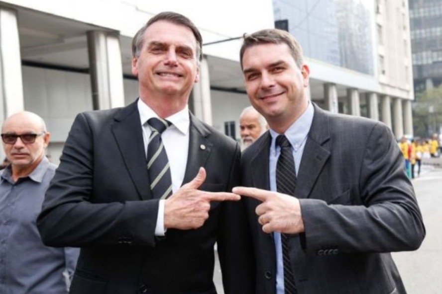 Moraes suspende visitas de Flávio Bolsonaro ao pai por 90 dias
