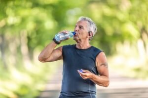 Hidratação na terceira idade: um hábito simples que protege a saúde