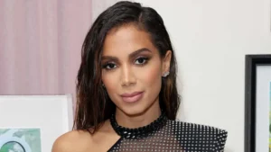 Turnê de Anitta terá meditação, ioga e pausa na venda de bebidas antes dos shows