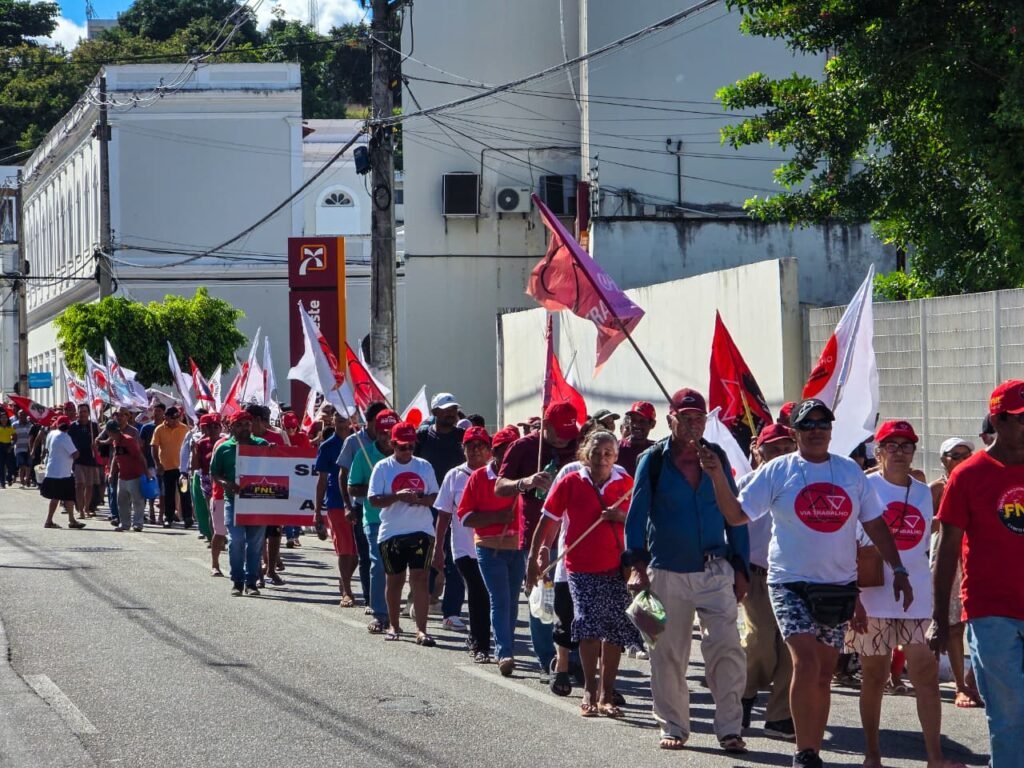 Sem Terra marcham contra despejos em Maceió