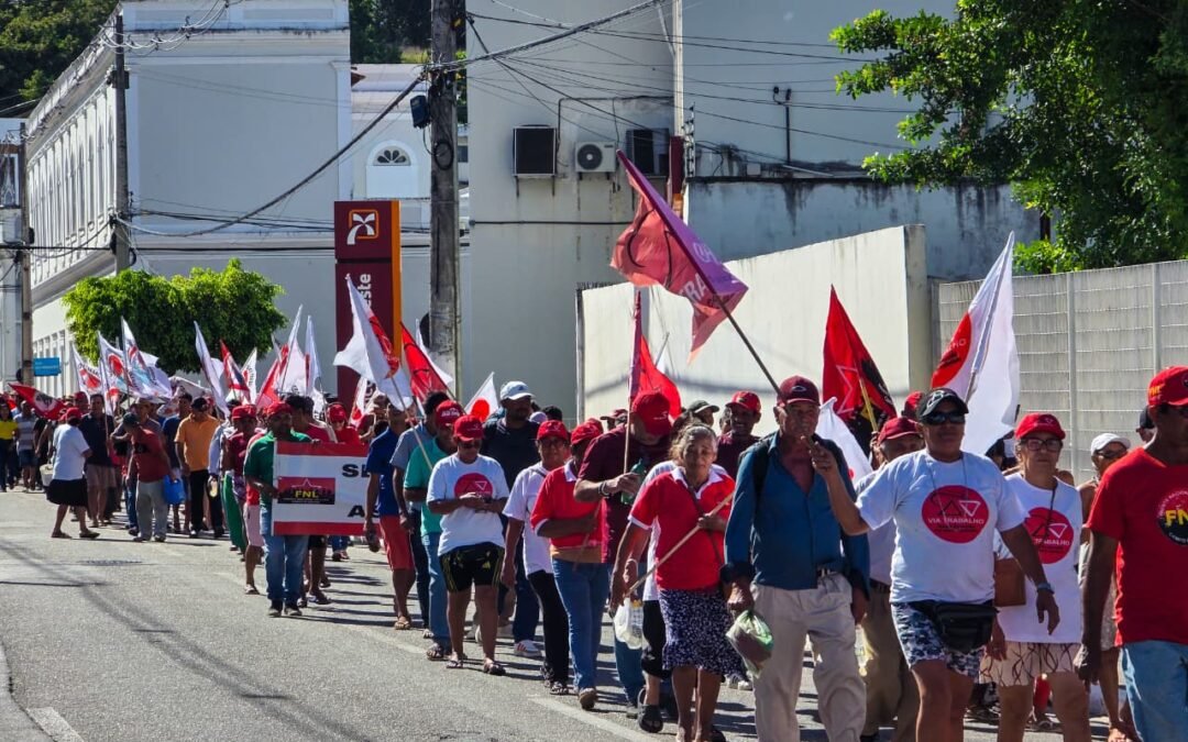 Sem Terra marcham contra despejos em Maceió