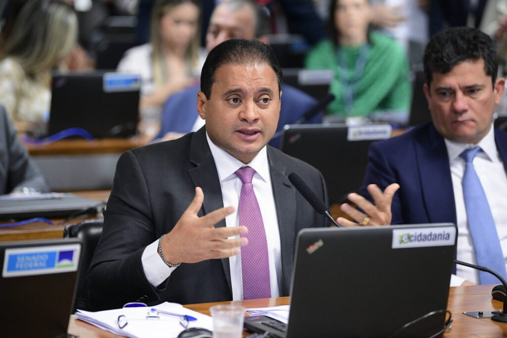 PF investiga senador Weverton Rocha em nova fase de operação sobre fraudes no INSS