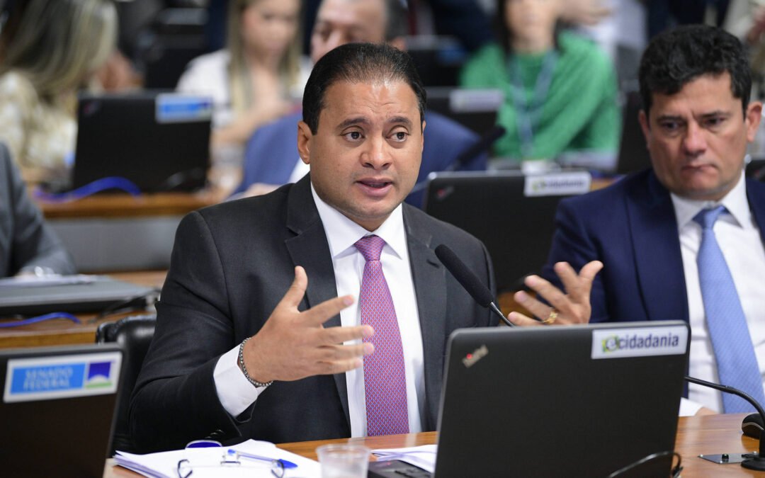 PF investiga senador Weverton Rocha em nova fase de operação sobre fraudes no INSS