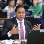 PF investiga senador Weverton Rocha em nova fase de operação sobre fraudes no INSS