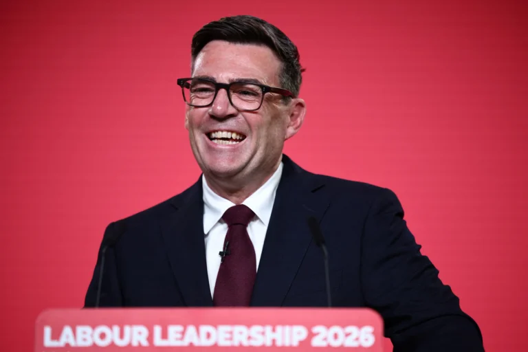Andy Burnham recebeu as chaves, mas esqueceram de avisar sobre os cupins